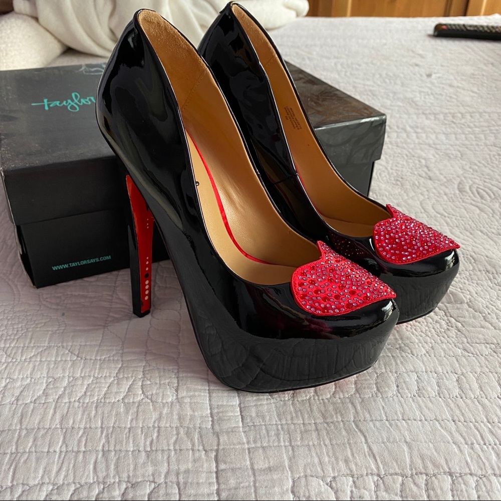 NEW Taylor Says Royal Hearts in Black